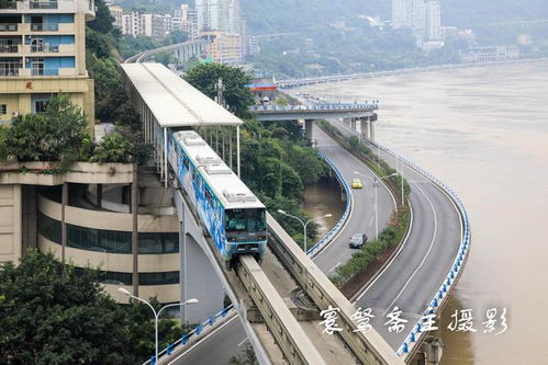 洪峰過境重慶 磁器口與洪崖洞變澤國，南濱路沖鋒舟穿梭